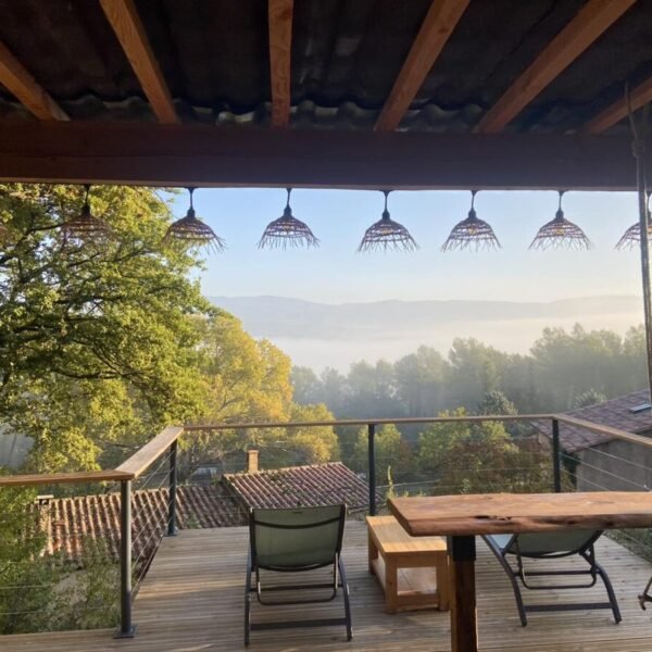 terrase du gite insolite l'atelier des rêves dans le verdon