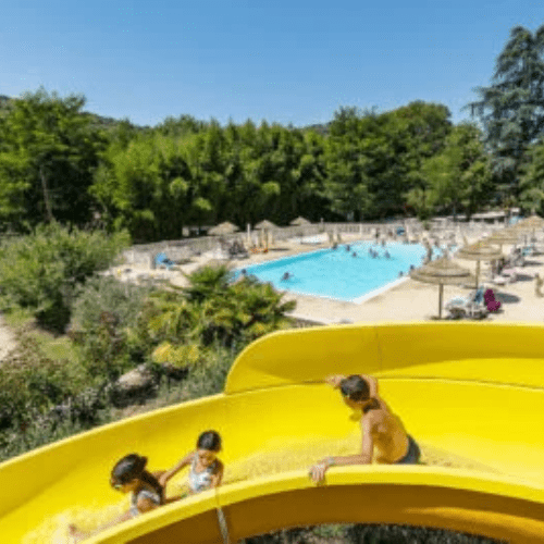 Toboggan du parc aquatique pour les enfants au camping du domaine Arleblanc en Ardèche