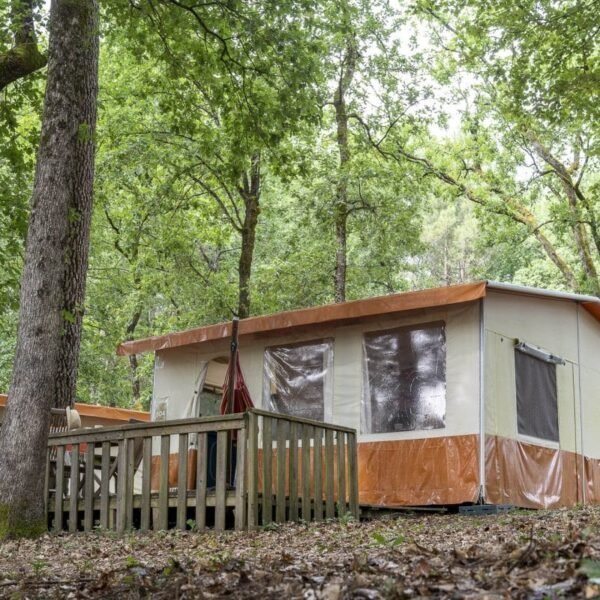 Terrasse d'une tente lodge insolite au camping le valenty