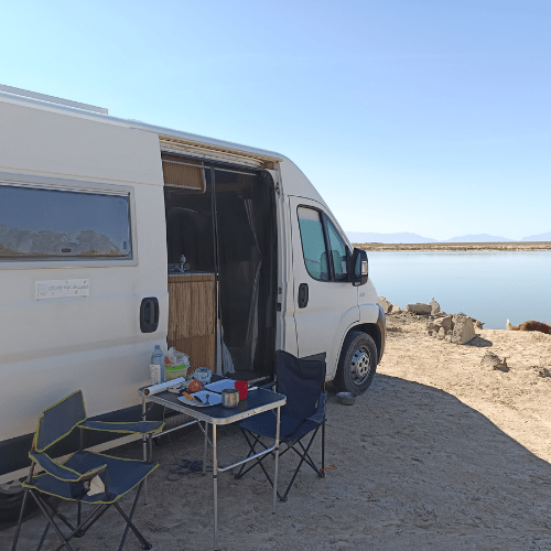 Un camping-car sur une plage.