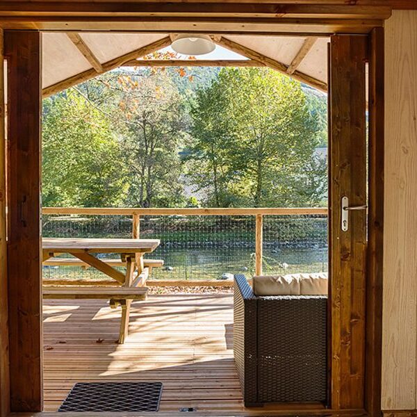 cabane insolite vue sur la rivière du camping des gaves à Laruns