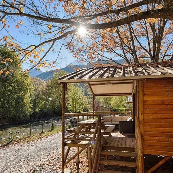 cabanes insolites vue sur la rivière du camping des gaves à Laruns