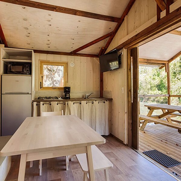 cuisine de la cabane insolite vue sur la rivière du camping des gaves à Laruns