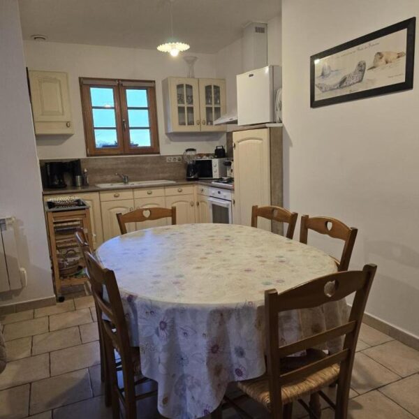 Cuisine et salle à manger chez la Gîte - La Briqueterie à Quesnoy le Montant à Somme en Hauts de France