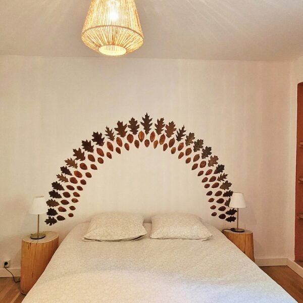 Vu de le lit double dans la chambre de Maison Pierres Bois Feuilles à Alzon en Gard, Occitanie
