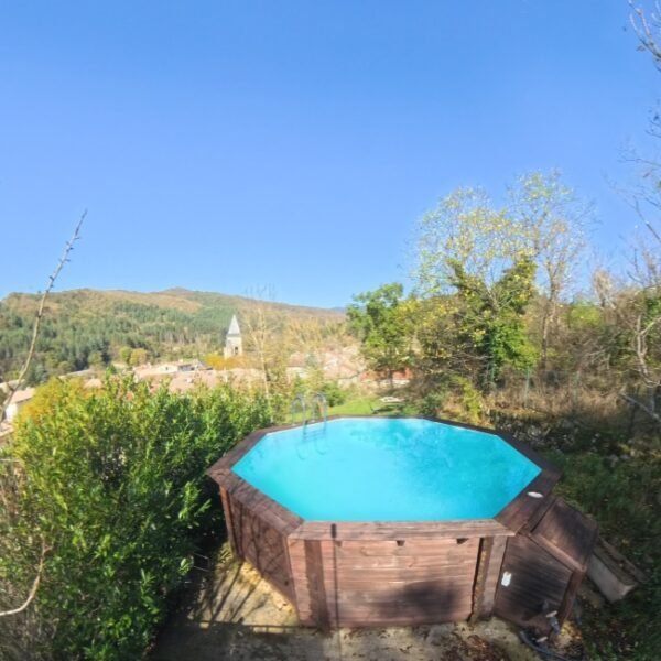 Piscine dans le jardin de Maison Pierres Bois Feuilles à Alzon en Gard, Occitanie