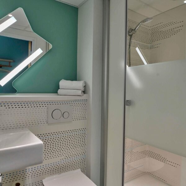 Salle de bain à l'Ibis Budget Nangy Annemasse à Nangy en Haute Savoie, Auvergne Rhône Alpes