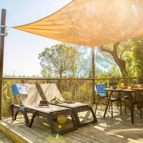 Terrasse au Camping La Petite Camargue à Aigues Mortes en Gard, Occitanie