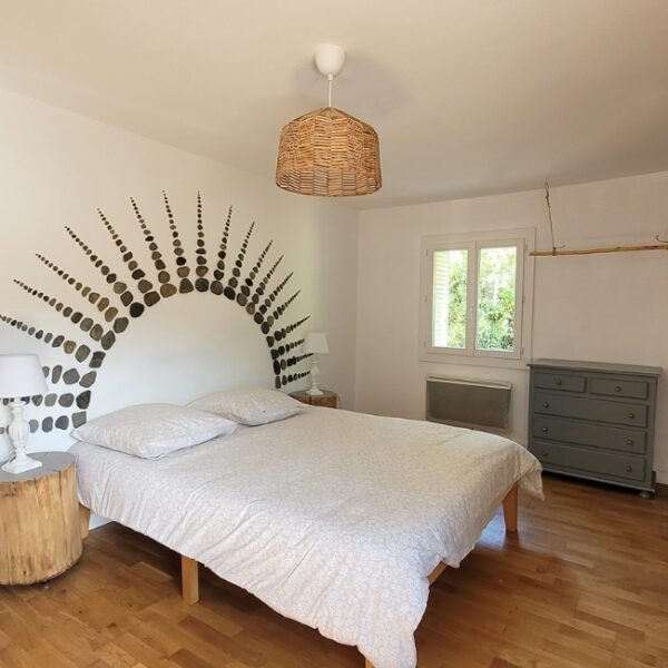 Chambre avec double lit et fenetre dans Maison Pierres Bois Feuilles à Alzon en Gard, Occitanie