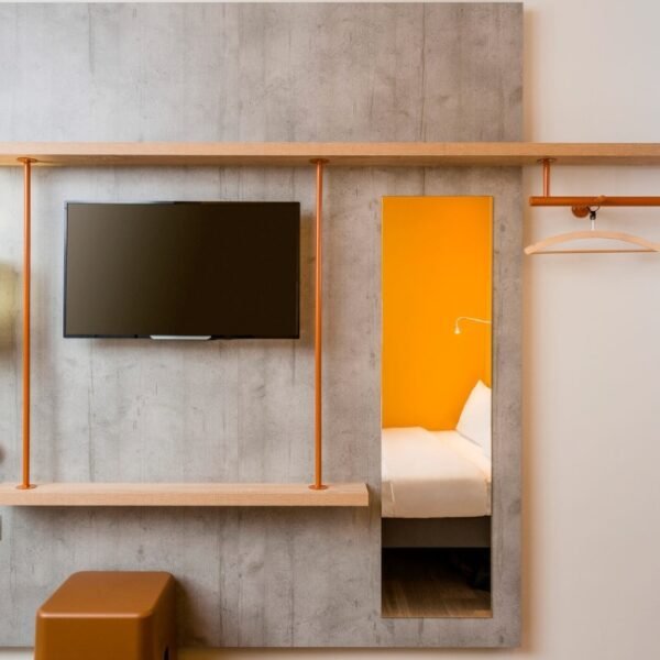 Television sur le mur à l'Ibis Budget Nangy Annemasse à Nangy en Haute Savoie, Auvergne Rhône Alpes