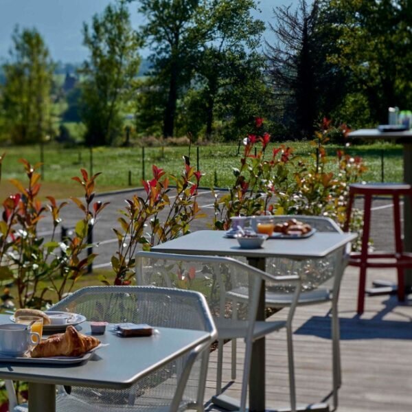 Jardin avec tables à l'Ibis Budget Nangy Annemasse à Nangy en Haute Savoie, Auvergne Rhône Alpes