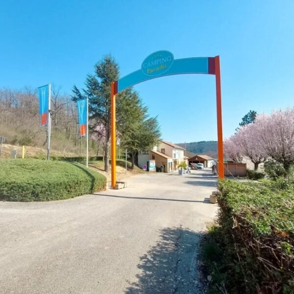 Entrée du Camping Paradis Val de Coise à Saint Galmier dans la Loire en Auvergne Rhône Alpes