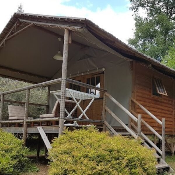 Hébergement avec terrasse au Camping les Sapins de Corrèze à Palisse à Corrèze en Nouvelle-Aquitaine