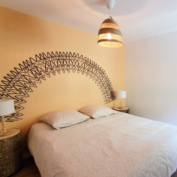 Chambre avec lit double de Maison Pierres Bois Feuilles à Alzon en Gard, Occitanie