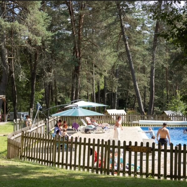 Piscine ouverte au Camping les Sapins de Corrèze à Palisse à Corrèze en Nouvelle-Aquitaine
