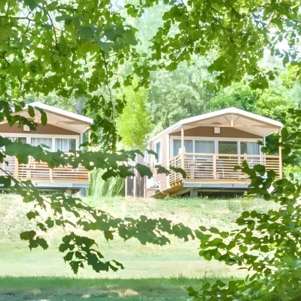 Mobil home au Camping Paradis Val de Coise à Saint Galmier dans la Loire en Auvergne Rhône Alpes