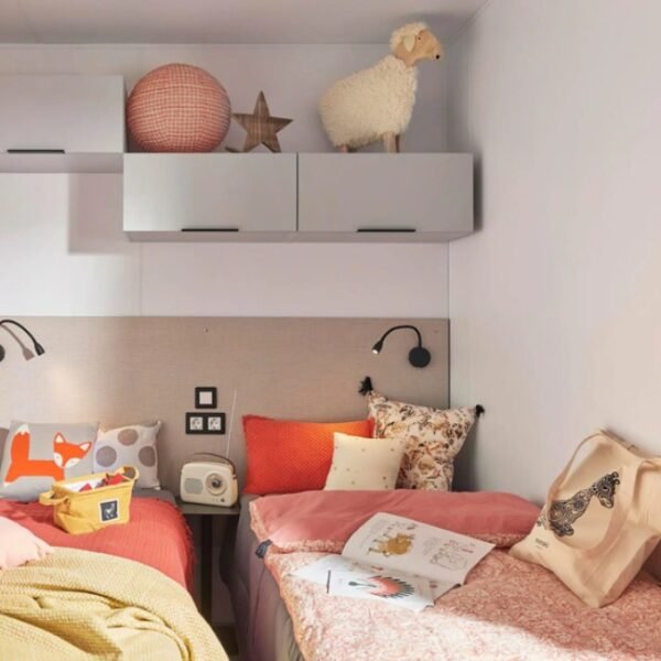 Chambre avec deux lits au Camping Paradis Val de Coise à Saint Galmier dans la Loire en Auvergne Rhône Alpes