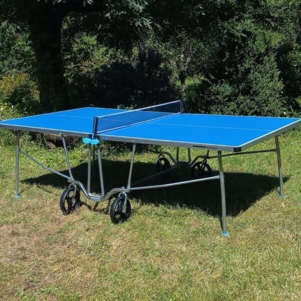 Table de ping pong dans le jardin du Gite La Sagnarde à Loubressac dans le Lot proche de la Vallée Dordogne