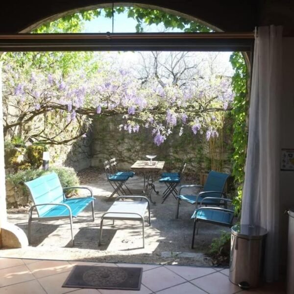 Terrasse ensoleillée et fleurie au Gite La Sagnarde à Loubressac dans le Lot proche de la Vallée Dordogne