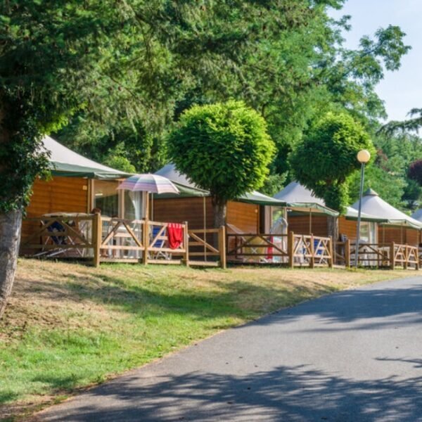 Hebergements au Camping Paradis Val de Coise à Saint Galmier dans la Loire en Auvergne Rhône Alpes