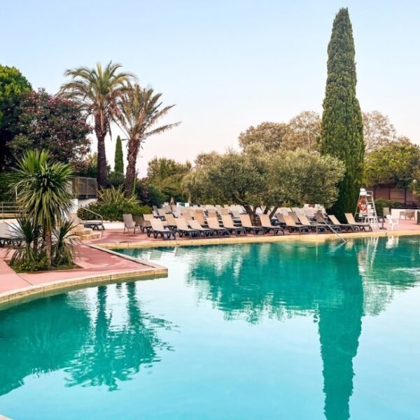 Piscine au Camping La Petite Camargue à Aigues Mortes en Gard, Occitanie