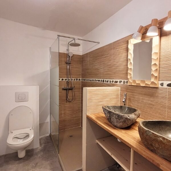Salle de bain de Maison Pierres Bois Feuilles à Alzon en Gard, Occitanie