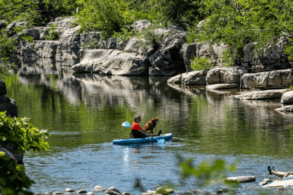 L’Ardèche au printemps avec son chien dans un camping en bord de rivière