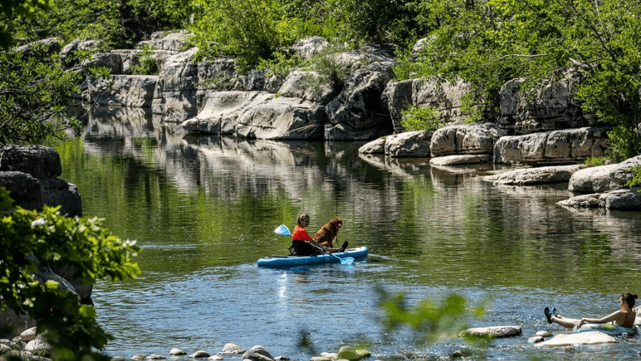 L’Ardèche au printemps avec son chien dans un camping en bord de rivière