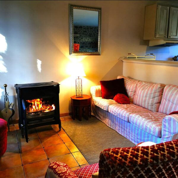 Salon avec feu de bois dans Les Gites de la Ferme du Chateau en Normandie dans la Manche au cœur du Cotentin et proche des plages