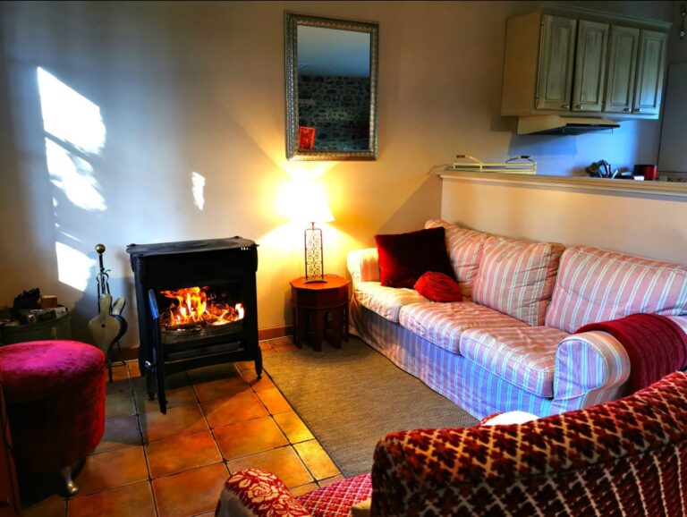 Salon avec feu de bois dans Les Gites de la Ferme du Chateau en Normandie dans la Manche au cœur du Cotentin et proche des plages