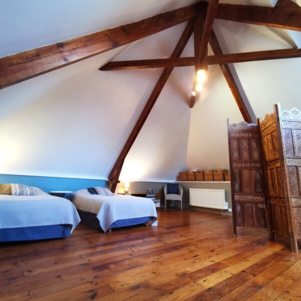 Grande chambre avec lits simples dans Les Gites de la Ferme du Chateau en Normandie dans la Manche au cœur du Cotentin et proche des plages