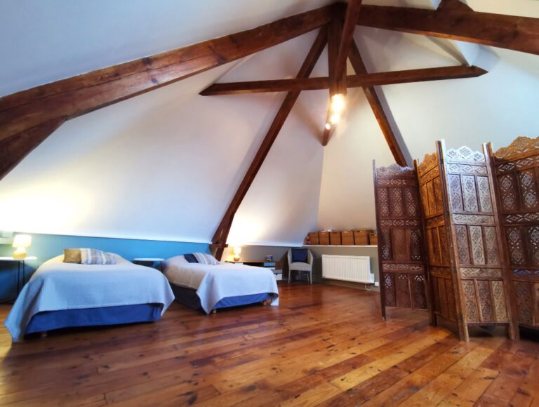 Grande chambre avec lits simples dans Les Gites de la Ferme du Chateau en Normandie dans la Manche au cœur du Cotentin et proche des plages