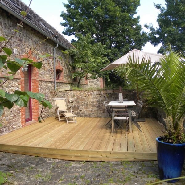 Terrasse privée dans Les Gites de la Ferme du Chateau en Normandie dans la Manche au cœur du Cotentin et proche des plages