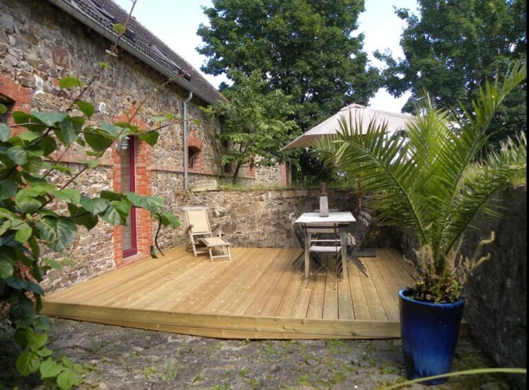 Terrasse privée dans Les Gites de la Ferme du Chateau en Normandie dans la Manche au cœur du Cotentin et proche des plages