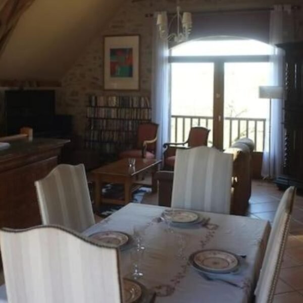 Salle à manger et Salon du Gite La Sagnarde à Loubressac dans le Lot proche de la Vallée Dordogne