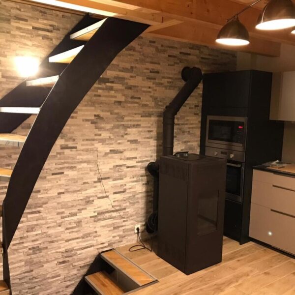 Cuisine et escalier à Les Maisons de la Glappaz à Mégevette en Haute Savoie dans l'Auvergne-Rhône-Alpes