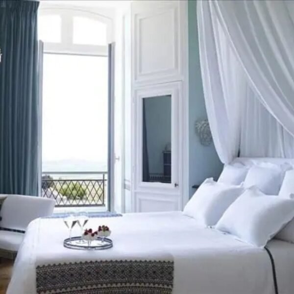 Chambre avec double lit au Château de Sacy à Saucy en Marne dans le Grand Est