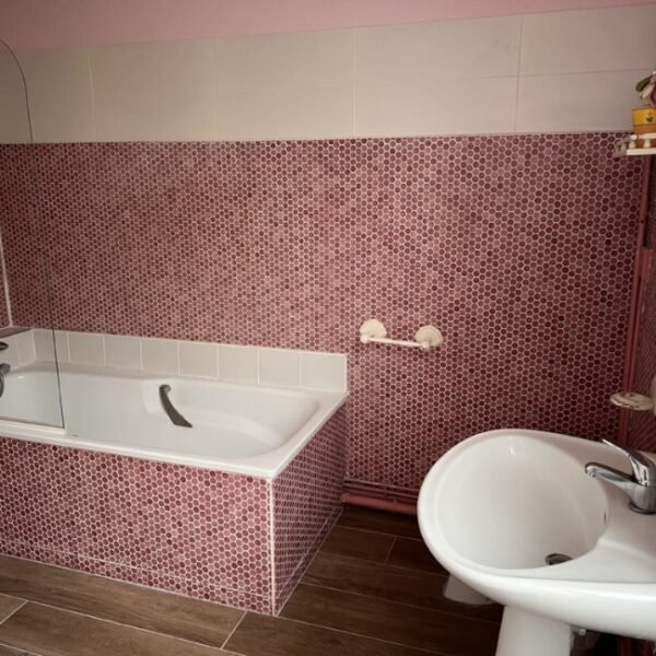 Salle de bain avec baignoire à La Ferme Antoinette à Les Mathes en Charente-Maritime en Nouvelle Aquitaine
