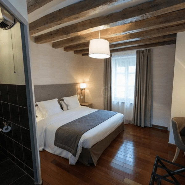 Chambre avec double lit à l'Hotel Relais de la Loire près de Chambord dans le Val de Loire