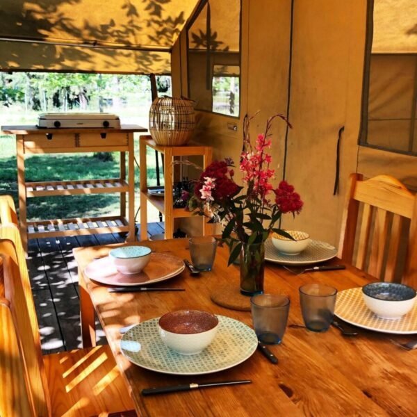 Terrasse d'un lodge au Camping U Casone en Haute Corse à Ghisonaccia proche de la Plage et en Pleine Nature