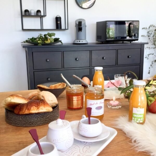 Petit déjeuner au Gite Villa Alpilles Crau Camargue à Saint-Martin-de-Crau en Bouches-du-Rhône en Provence-Alpes-Côte d'Azur