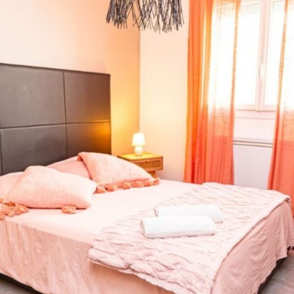 Chambre avec double lit au Gite Villa Les Tournesols à Saint-Martin-de-Crau en Bouches-du-Rhône en Provence-Alpes-Côte d'Azur