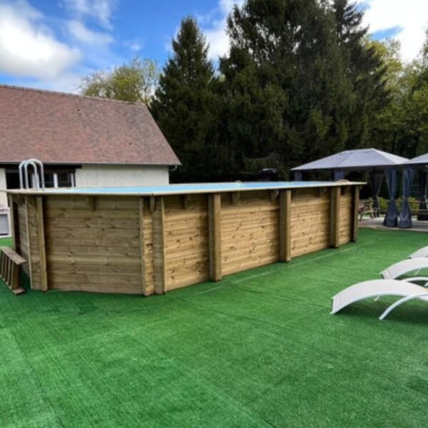 Piscine dans le jardin du Gîte Les Jasmins du Moulin à Chamblac dans l’Eure en Normandie
