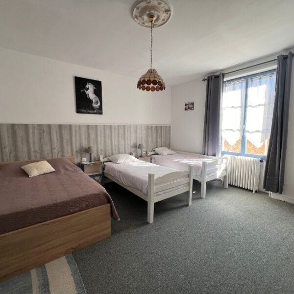 Chambre avec deux lits à La Ferme Antoinette à Les Mathes en Charente-Maritime en Nouvelle Aquitaine