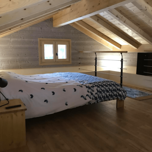 Chambre avec double lit à Les Maisons de la Glappaz à Mégevette en Haute Savoie dans l'Auvergne-Rhône-Alpes