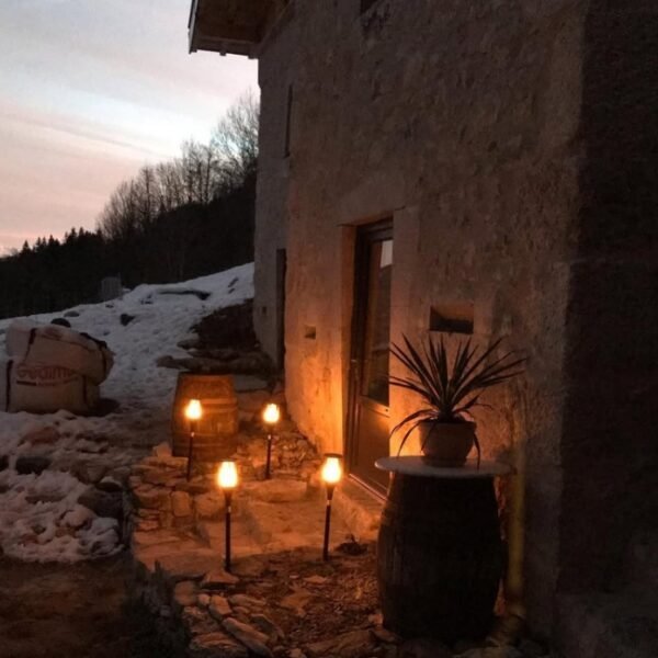Entrée avec neige à Les Maisons de la Glappaz à Mégevette en Haute Savoie dans l'Auvergne-Rhône-Alpes