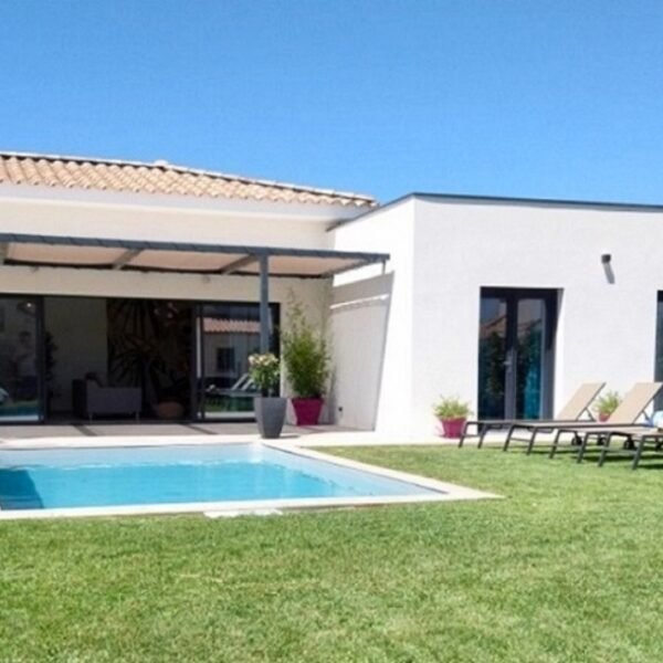 Jardin avec piscine au Gite Villa Alpilles Crau Camargue à Saint-Martin-de-Crau en Bouches-du-Rhône en Provence-Alpes-Côte d'Azur