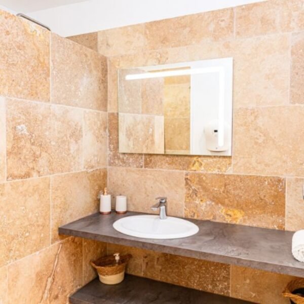 Salle de bain au Gite Villa Les Tournesols à Saint-Martin-de-Crau en Bouches-du-Rhône en Provence-Alpes-Côte d'Azur