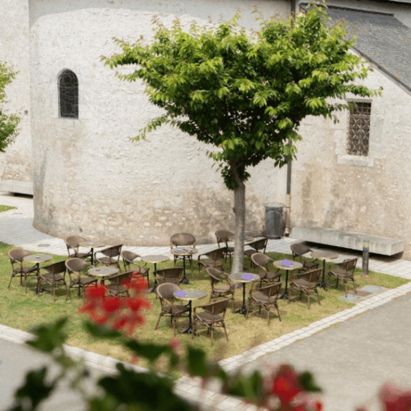 Terrasse avec petit jardin à l'Hotel Relais de la Loire près de Chambord dans le Val de Loire