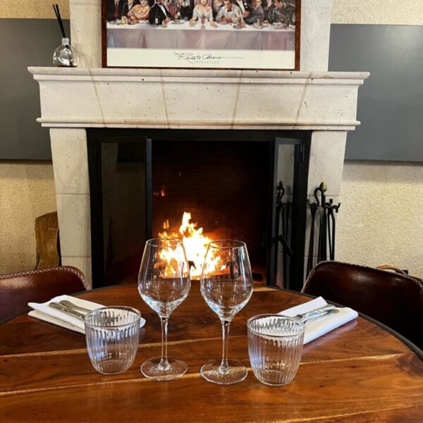 Table pour deux près de la cheminée à à l'Hôtel Relais de la Loire près de Chambord dans le Val de Loire